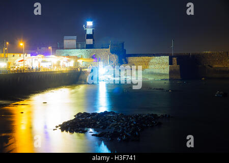 ACRE, ISRAËL - 18 octobre 2015 : scène de nuit d'une forteresse templière demeure, phare, restaurants, les visiteurs et la baie de Haïfa, en Banque D'Images