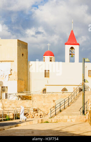 ACRE, ISRAËL - Mai 04, 2015 : une religieuse s'éloigne de l'église Saint Jean-Baptiste, dans la vieille ville d'Acre, Israël Banque D'Images