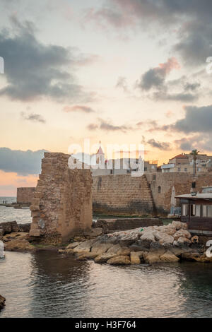 ACRE, ISRAËL - Mai 04, 2015 : Scène Coucher du soleil des anciens murs de la ville, église Saint Jean-Baptiste et les pêcheurs locaux, dans l'ancienne cit Banque D'Images