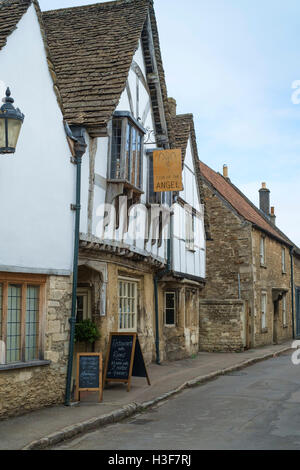 Le village de Lacock dans le Wiltshire england UK Le signe de l'Angel Inn Banque D'Images