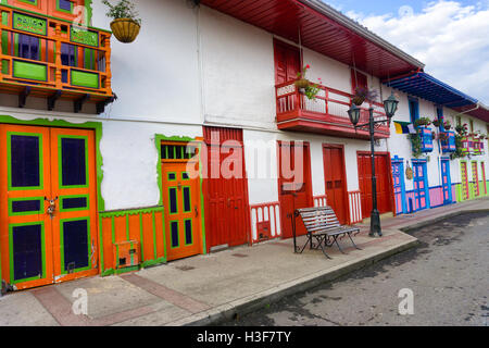 L'architecture coloniale très colorés dans le Salento, Colombie Banque D'Images