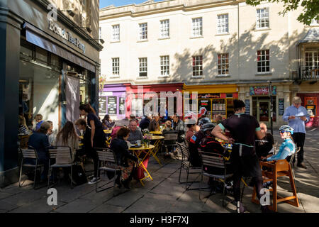 Baignoire une ville de Somerset England UK Boston Tea Party Cafe, café de la rue al fresco Banque D'Images