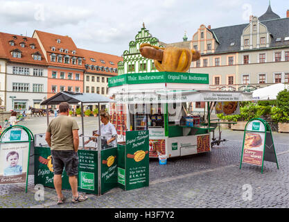 Vente de décrochage Thuringer Rostbratwurst original dans la place du marché (Markt), Weimar, Thuringe, Allemagne Banque D'Images