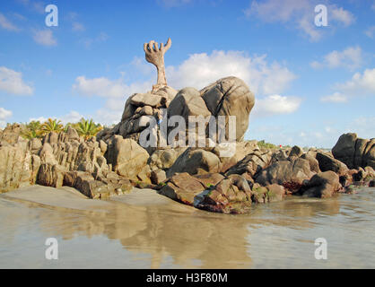 Sculpture de sable en forme de main sur la plage, Puerto Escondido, Oaxaca, Mexique Banque D'Images