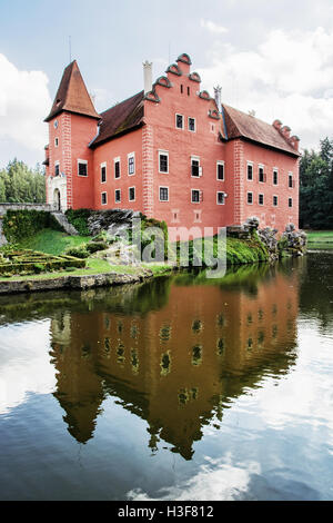 Cervena Lhota est un très beau château en République tchèque. Il est situé au milieu d'un lac sur une île rocheuse. Destination de voyage. Banque D'Images