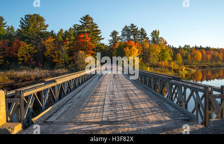 La fin de l'après-midi soleil sur une seule voie, à déploiement portable, l'acier et du bois de pont sur le lac Cory à Chalk River (Ontario) Banque D'Images