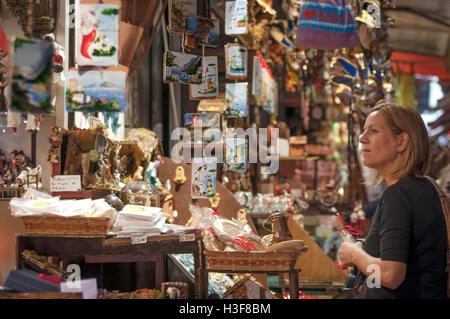 Les femmes le magasinage de souvenirs à San Gregorio Armeno, Naples, Italie Banque D'Images