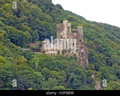 Rheinstein Château vu depuis le Rhin Banque D'Images