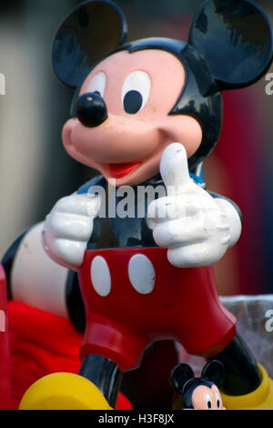 Close-Up Mickey Mouse Toy portant des pantalons rouges à pois blancs chemise noire, gants blancs les chaussures jaunes à Hell's Kitchen Flea Market Banque D'Images