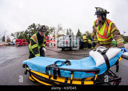 Les pompiers du service des incendies Germantown saisissant l'EMS lit bébé sur le lieu d'un accident de voiture la démonstration Banque D'Images