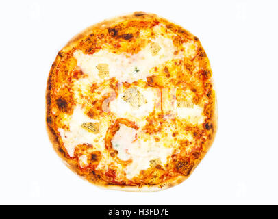 Pizza italienne originale "quatre fromages" isolé sur blanc. Le menu du restaurant. Banque D'Images