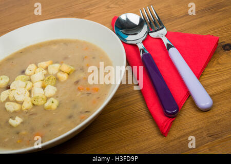 Libre un bol de soupe aux champignons et pain aromatisé sur la surface en bois foncé Banque D'Images