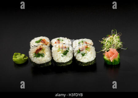 Rouleaux de sushi japonais décoré de salade d'algues et wasabi Banque D'Images
