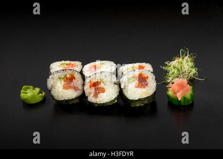 Rouleaux de sushi hosomaki décoré de salade d'algues et wasabi Banque D'Images