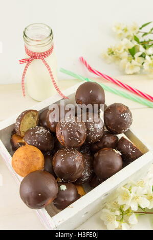 Bouquet de chocolat cake pops dans une boîte en bois Banque D'Images