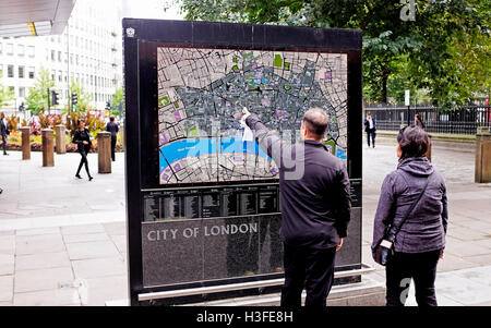 London UK - Les touristes à la ville de Londres à une carte d'information à St Paul's Banque D'Images