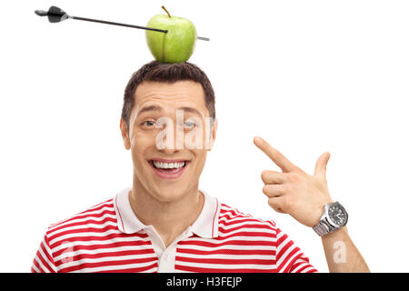 Heureux homme pointant à une pomme transpercée par une flèche sur la tête isolé sur fond blanc Banque D'Images