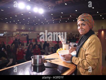 Great British Bake Off gagnant Nadiya Hussain cuisson sur le Super Theatre du gâteau et cuire Show à ExCeL à Londres. Banque D'Images