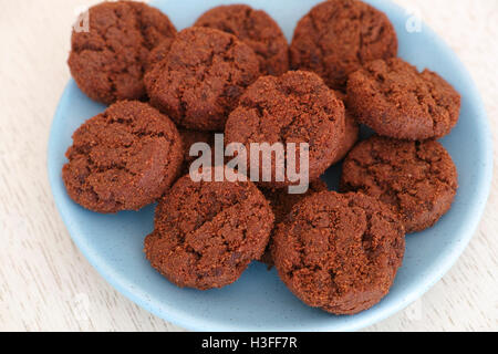 Cookies sans gluten aux pépites de chocolat sur une plaque bleue. Close up. Banque D'Images