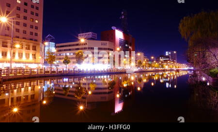 Nuit lumière de la ville de Matsuyama, Shikoku, Japon nuit vue autour de la moat park Banque D'Images