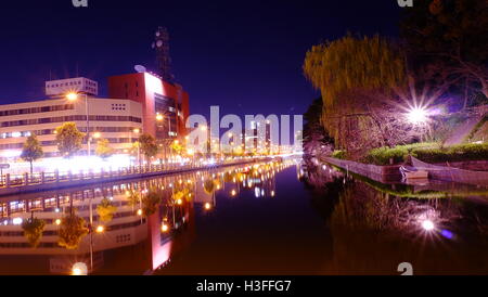 Nuit lumière de la ville de Matsuyama, Shikoku, Japon nuit vue autour de la moat park Banque D'Images