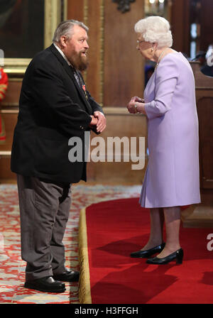 Acteur brian blessed est fait officier de l'ordre de l'Empire britannique (OBE) par la reine Elizabeth II lors d'une cérémonie au Château de Windsor. Banque D'Images