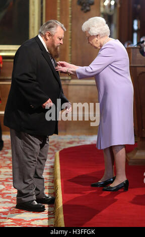 Acteur brian blessed est fait officier de l'ordre de l'Empire britannique (OBE) par la reine Elizabeth II lors d'une cérémonie au Château de Windsor. Banque D'Images