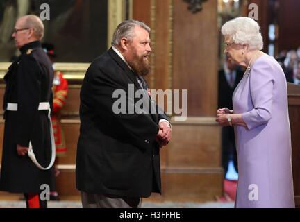 Acteur brian blessed est fait officier de l'ordre de l'Empire britannique (OBE) par la reine Elizabeth II lors d'une cérémonie au Château de Windsor. Banque D'Images