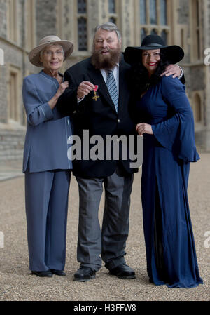 Acteur brian blessed, avec sa femme Hildegard et sa fille Rosalind, après qu'il est fait officier de l'ordre de l'Empire britannique (OBE) par la reine Elizabeth II lors d'une cérémonie au Château de Windsor. Banque D'Images