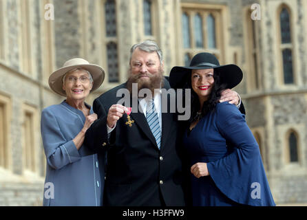 Acteur brian blessed, avec sa femme Hildegard et sa fille Rosalind, après qu'il est fait officier de l'ordre de l'Empire britannique (OBE) par la reine Elizabeth II lors d'une cérémonie au Château de Windsor. Banque D'Images