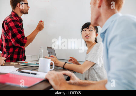 Les hommes d'affaires assis à table de conférence et discuter au cours de réunions d'affaires. Executives sitting in boardroom avec busines Banque D'Images