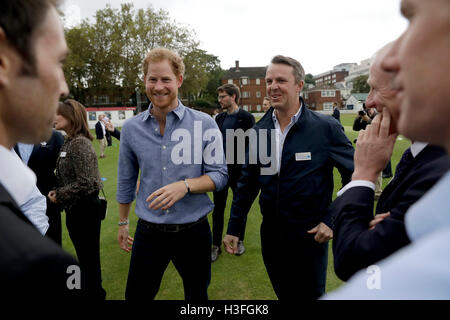 L'ancien joueur de cricket de l'Angleterre Graeme Swann, (à droite) et le prince Harry (à gauche) à Lord's Cricket Club à Londres comme il apprend à propos de la base Coach coaching sportif apprentissage qui grils avec des jeunes qui ont peu de possibilités, et les forme à être des entraîneurs sportifs, des modèles positifs et des mentors. Banque D'Images