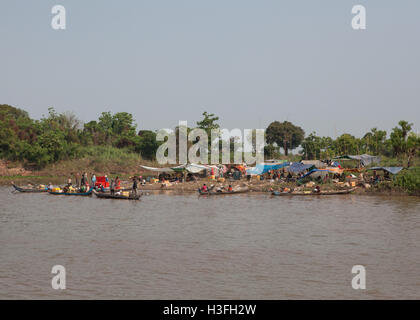 Marché du Village sur les rives du lac de Tonle Sap au Cambodge,. transport - - - - - Phnom Penh - cambodge - 9 fév Banque D'Images