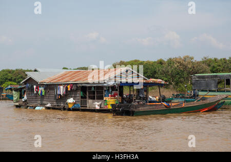 Village flottant, Tonle Sap Lake, près de Siem Reap, Cambodge. transport - - - - - Phnom Penh - cambodge - 9 FE Banque D'Images