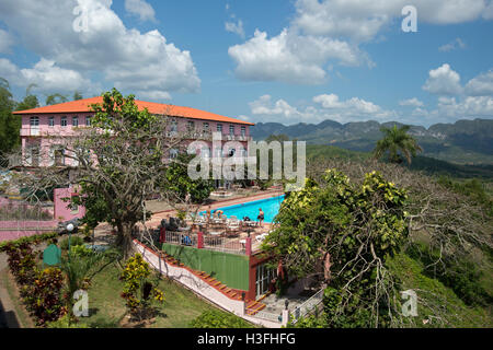 L'hôtel Los Jazmines montrant la piscine surplombant la vallée de Viñales province de Pinar del Rio Cuba Banque D'Images