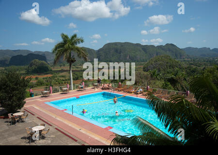 L'hôtel Los Jazmines montrant la piscine surplombant la vallée de Viñales province de Pinar del Rio Cuba Banque D'Images