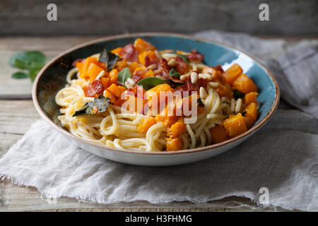 Spaghetti à la courge et à la sauge rôti Banque D'Images