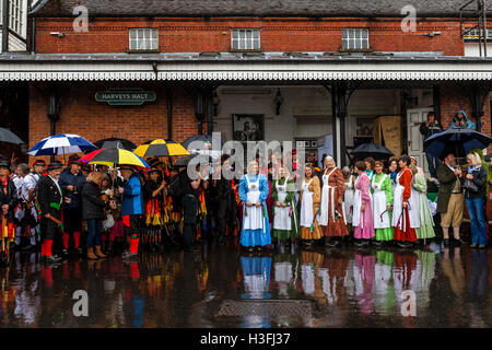 Les noeuds de danseurs Morris femelle peut attendre d'effectuer à la 'Dancing' dans l'ancien événement tenu à Lewes, dans le Sussex, UK Banque D'Images