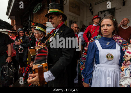 Les musiciens jouent des chansons traditionnelles pour la danse Morris Men Au 'Dancing dans l'ancien' Festival, Lewes, dans le Sussex, UK Banque D'Images