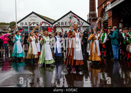 Les noeuds de mai Femmes Morris Dancers Performing Au 'Dancing dans l'ancien", tenue à Harvey's Brewery, Lewes, dans le Sussex, UK Banque D'Images