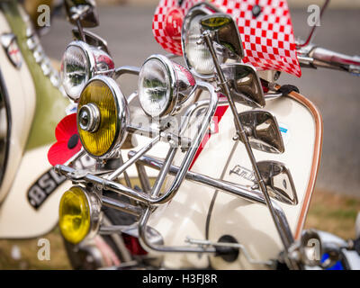 Phares sur un Lambretta Scooter Banque D'Images