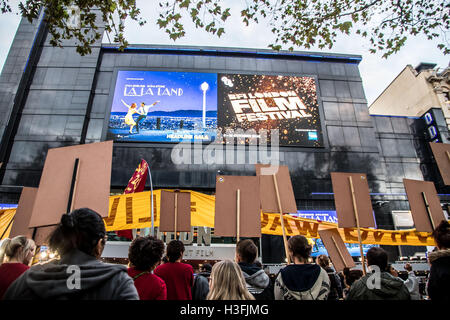 Londres, Royaume-Uni. 07Th Oct, 2016. Les travailleurs Ritzy Cinema perturbé le tapis rouge projection du film "La La Land" au Théâtre de l'Odéon à Leichester Square pendant le BFI London Film Festival. Portant des banderoles proclamant "les strikes back' dans luxueux leur lutte pour le London Living Wage (DFR) Credit : Hugh Peterswald/Pacific Press/Alamy Live News Banque D'Images