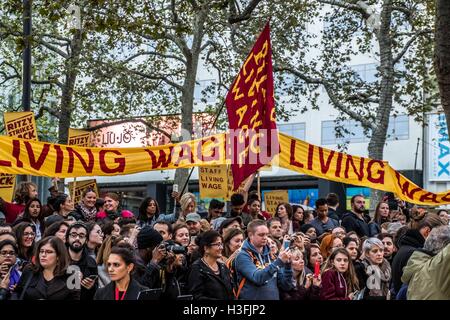 Londres, Royaume-Uni. 07Th Oct, 2016. Les travailleurs Ritzy Cinema perturbé le tapis rouge projection du film "La La Land" au Théâtre de l'Odéon à Leichester Square pendant le BFI London Film Festival. Portant des banderoles proclamant "les strikes back' dans luxueux leur lutte pour le London Living Wage (DFR) Credit : Hugh Peterswald/Pacific Press/Alamy Live News Banque D'Images