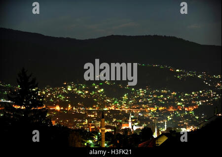 Vue panoramique de la ville de Sarajevo tourné à partir d'une colline dans la nuit Banque D'Images