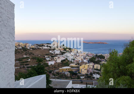 Les couleurs du crépuscule sur Ermoupolis, l'île de Syros, Cyclades, Grèce Banque D'Images