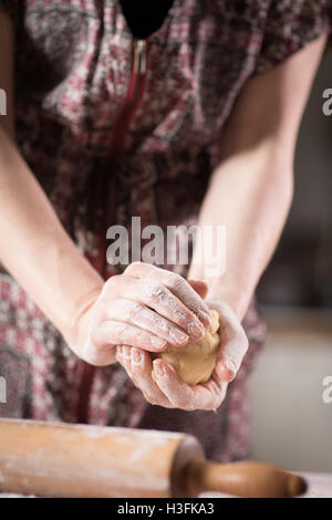 Femme travaillant dans la cuisine et faire de la pâte Banque D'Images