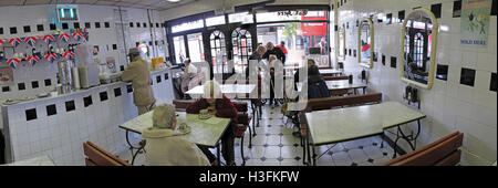 L'intérieur traditionnel Robins Pie & Mash, Ilford Essex, Greater London, Angleterre panorama Banque D'Images