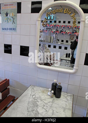 L'intérieur traditionnel Robins Pie & Mash, Ilford Essex, Greater London, Angleterre Banque D'Images