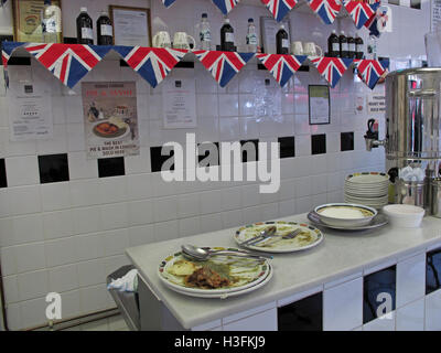 L'intérieur traditionnel Robins Pie & Mash, Ilford Essex, Grand Londres, Angleterre, les plaques sales Banque D'Images