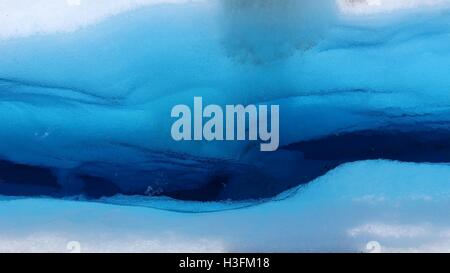 Dans la crevasse d'un bleu profond rempli d'eau de glace sur Glaciar Perito Moreno Banque D'Images